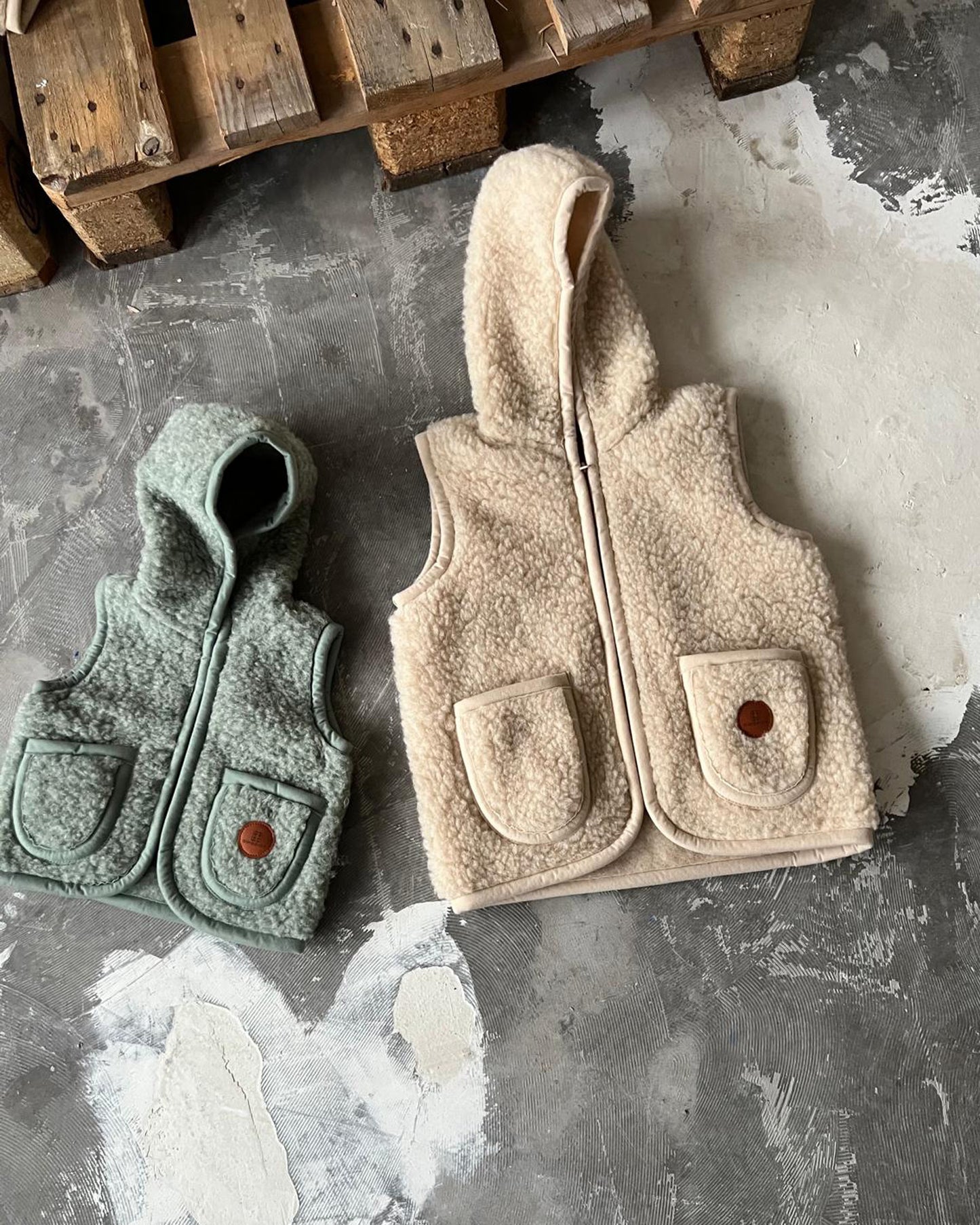 Kinder Wollweste mit Kapuze | awoolco