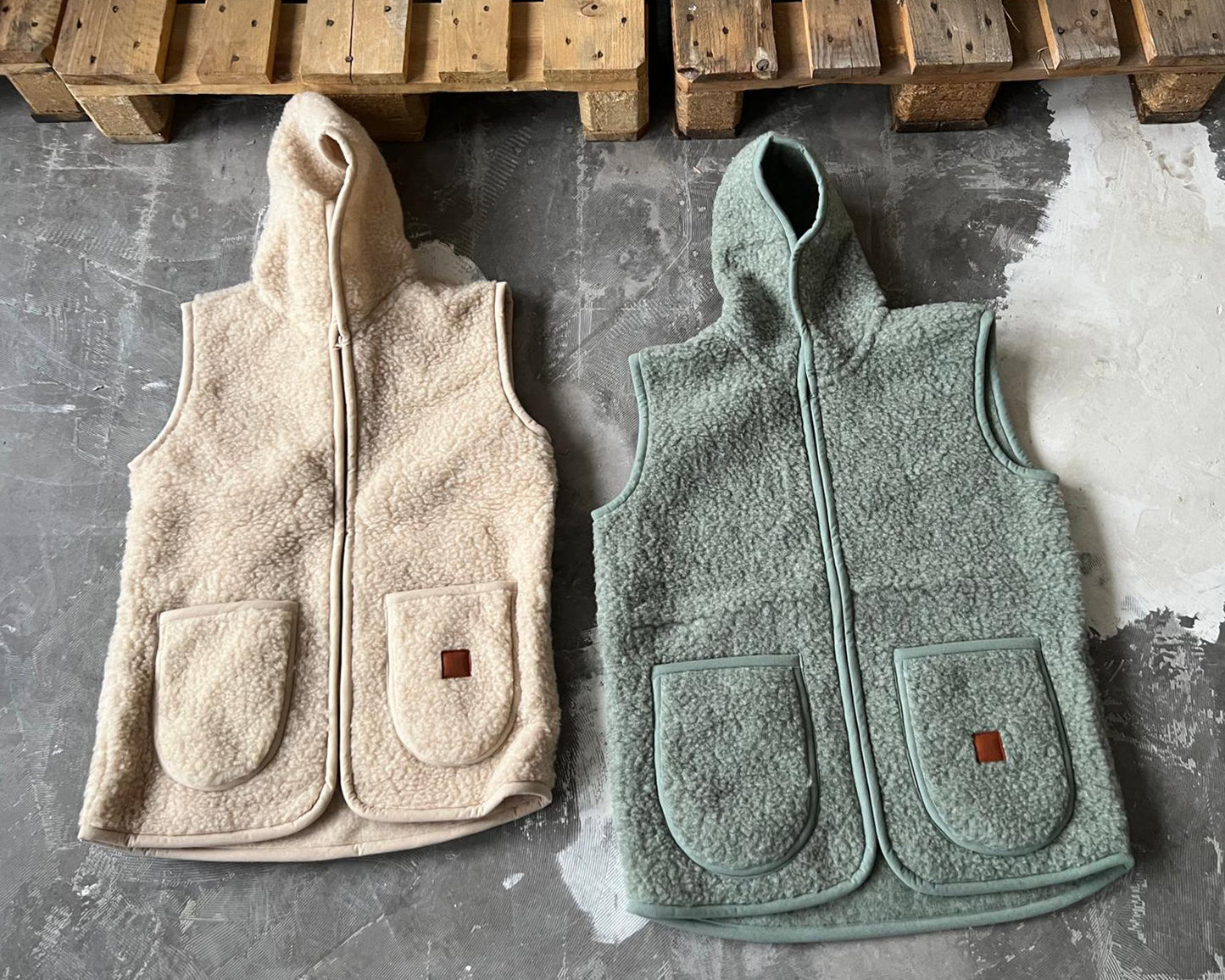 Schurwoll-Weste-Kapuze | awoolco